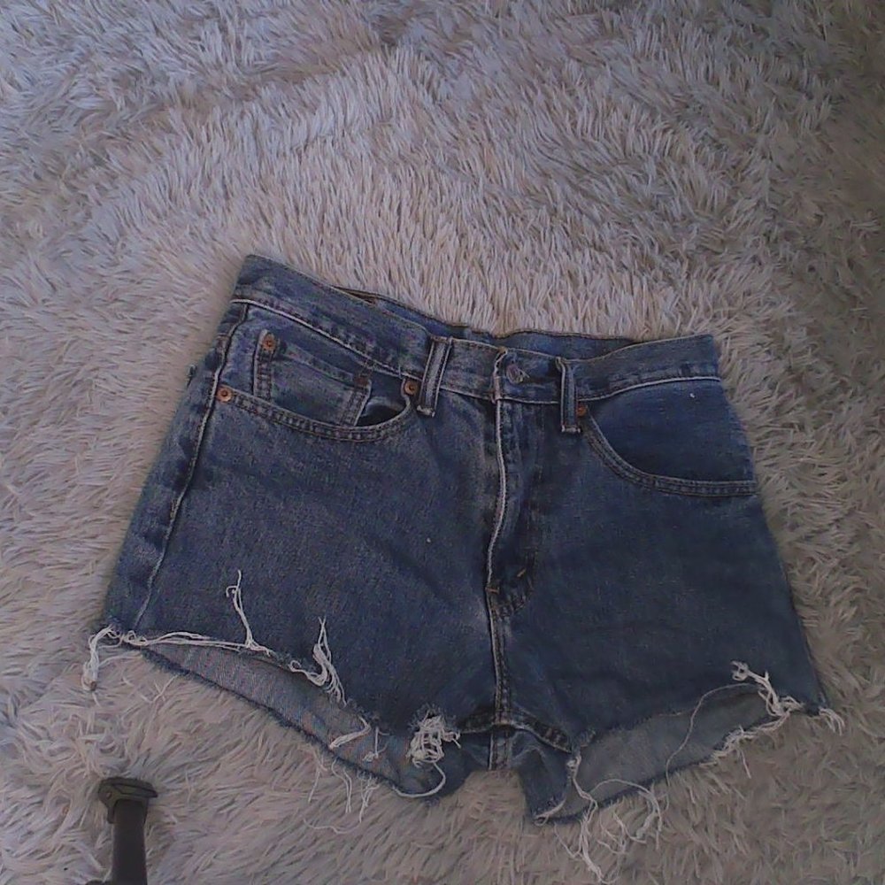 distressed levi shorts